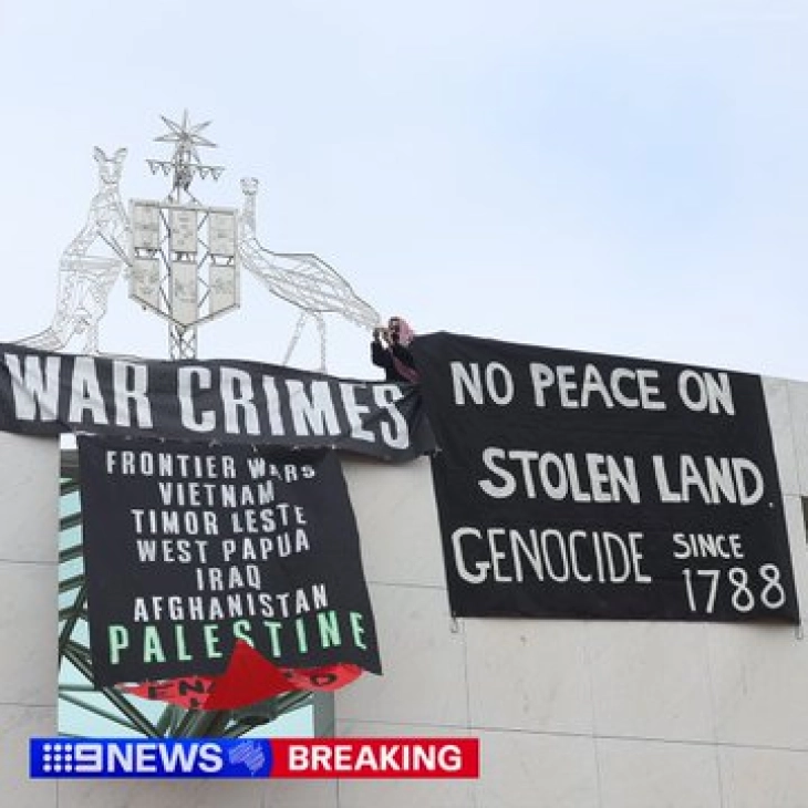 Пропалестински демонстранти се качија на покривот на австралискиот Парламент