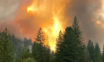 Шумски пожари низ Северна Калифорнија, најмалку 26.000 луѓе принудени да се евакуираат