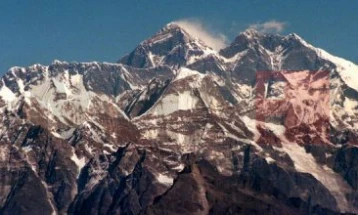 Во Тибет тепачка за „подобро место“ за слика со поглед на Монт Еверест
