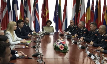 Siljanovska-Davkova në takim me shefin e Shtatëmadhorisë dhe dhe ministrin e Mbrojtjes