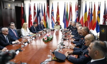 Presidentja Siljanovska Davkova për vizitë në Shtatëmadhorinë e Armatës dhe Ministrinë e Mbrojtjes
