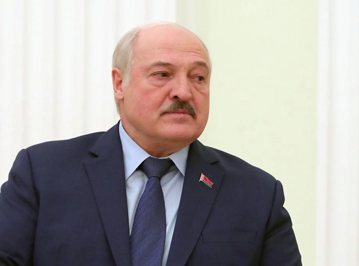 Лукашенко ослободи 10 политички затвореници, но уште 1.400 остануваат во затвор