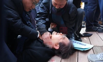 Напаѓачот на јужнокорејскиот опозициски лидер осуден на 15 години затвор
