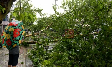 Një person ka humbur jetën, ndërsa 79 të tjerë janë plagosur gjatë tornados në lindje të Kinës
