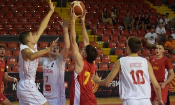 Македонските кошаркарски јуниори минимално поразени од Црна Гора