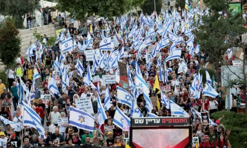 Илјадници Израелци денеска протестираа на автопатот меѓу Ерусалим и Тел Авив, блокирајќи крстосници и палејќи  гуми