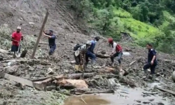 Shirat e rrëmbyeshëm shkaktuan rrëshqitje dheu në Nepal, të paktën 14 persona kanë humbur jetën, nëntë rezultojnë të zhdukur