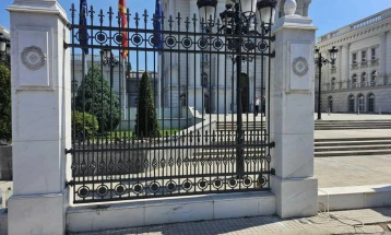 Се враќа оградата пред владината зграда во Скопје