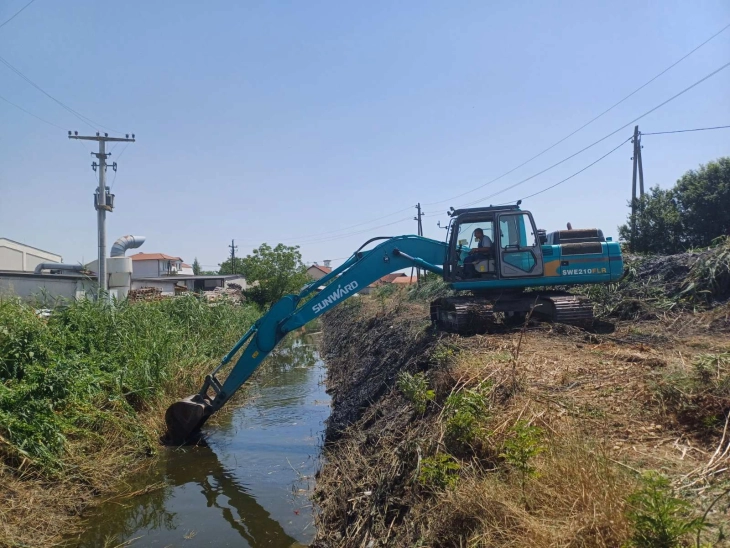 Чистење на каналската мрежа во општина Илинден