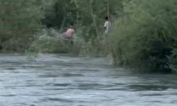 Shpëtohen tre djem 16-vjeçarë Спасени три 16-годишни момчиња кои останале заробени на островце на реката Треска