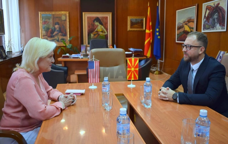 Takim pune të ministrit Lutkov me ambasadoren e SHBA-së, Ageler