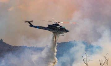 Një helikopter operon në zjarrin afër Pepelishtes, linja e frontit të zjarrit më të gjatë se një kilometër
