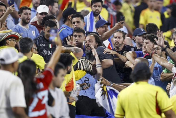 Фудбалери на Уругвај се степаа со колумбиските навивачи по полуфиналето на Копа Америка