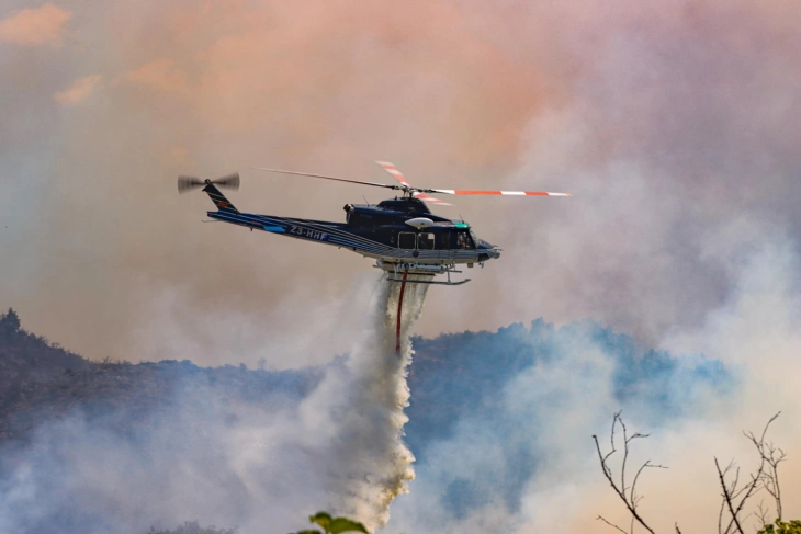 Полициски хеликоптер дејствува на пожарот во Неготинско, набргу и армиски хеликоптер