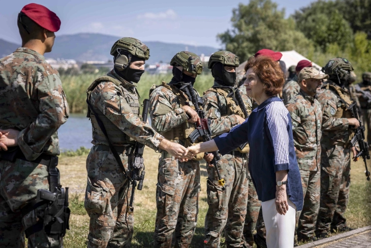 Siljanovska Davkova: Të ngritët diskutim për shërbimin ushtarak në baza vullnetare