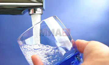 QKQ: Vendi në vit humb 146 milionë metër kub ujë të pijshëm, çmimi më i ulët në Bogovinë, më i lartë në Koçan, mesatarja 27,49 denarë për metër kub
