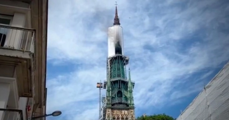 Гори кулата на готската катедрала во францускиот град Руан