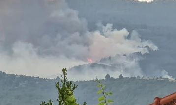 Zjarr i madh në malin Ograzhden, po i afrohet kufirit me Bullgarinë