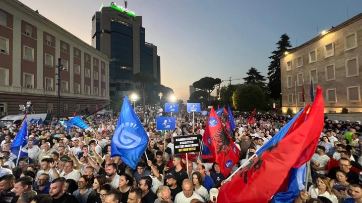 Protestë e madhe antiqeveritare në Tiranë, janë hedhur koktej molotovi ndaj kryeministrisë dhe bashkisë së qytetit