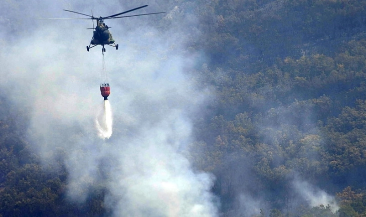 QMK: Helikopteri i armatës filloi me shuarjen e zjarrit në malin Serta, në lokacion janë përfshirë më shumë persona