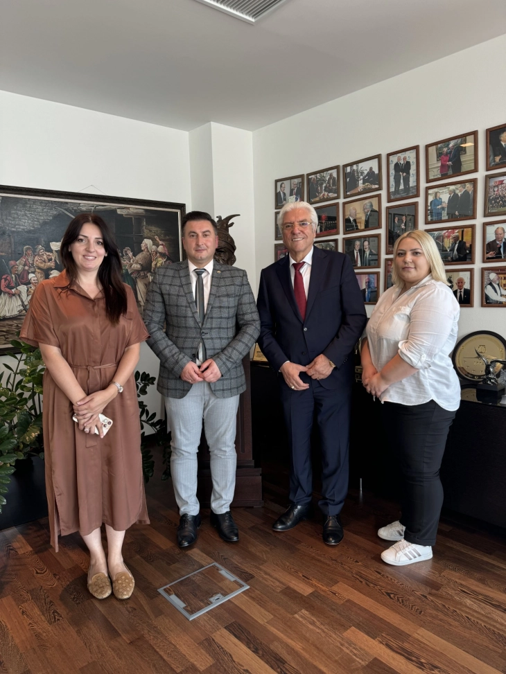 Rektori i Universitetit të Tetovës, Zejneli u takua me filantropin e njohur Lazim Destani 