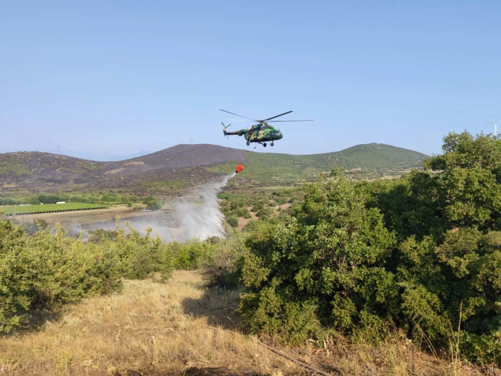 Полициски хеликоптер исфрли над 45 тони вода врз пожарот на планината Огражден