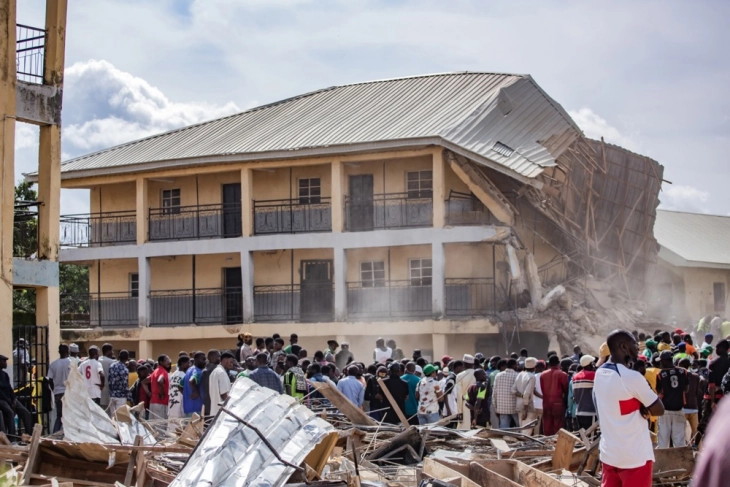 Најмалку 22 загинати и 69 повредени при уривање на училиште во Нигерија