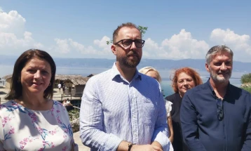Министерот Љутков најави реконструкција на локалитетот „Залив на коските“ на Охридското Езеро