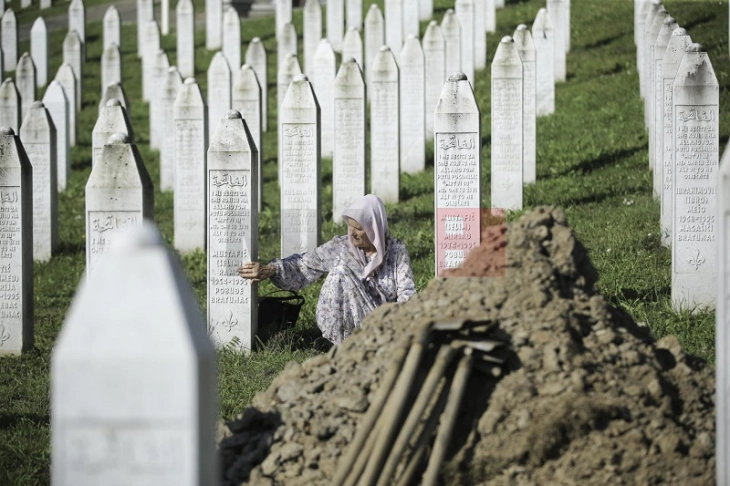 Геноцидот во Сребреница: Резолуцијата на ОН предизвика дебата низ Балканот, ЕУ со цврст став 