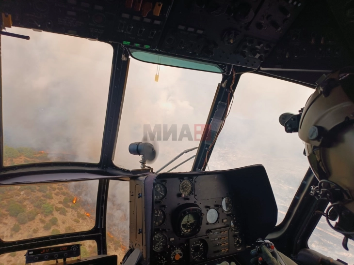 Двата хеликоптери на Армијата фрлиле 44 тони вода на пожарот на планината Серта