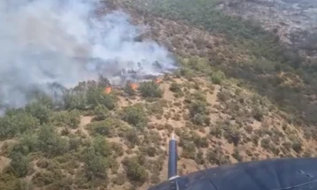 Helikopteri i policisë hodhi mbi 38 tonë mbi zjarrin në malin Serta