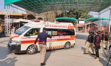 Осум цивили се ранети во два самоубиствени напади во близина на воен објект во Пакистан