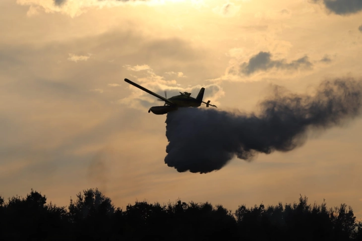 Два турски „ер трактори“ и еден хеликоптер се вклучуваат во гаснењето на пожарите