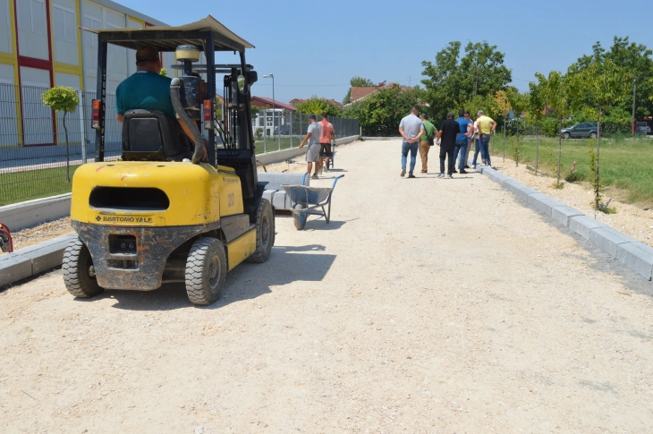 Изградба на нова улица и пешачка патека покрај новото училиште во општина Илинден