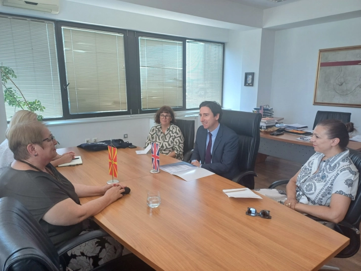 Ministrja Janevska u takua me Metju Lonson, ambasador i Mbretërisë së Bashkuar
