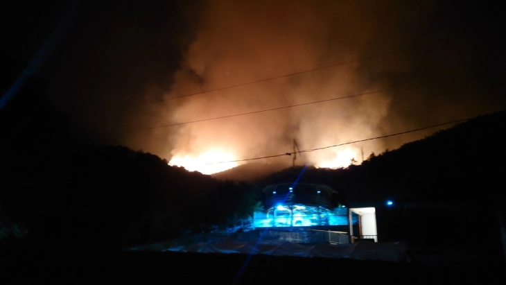 Големиот шумски пожар над Радовиш се приближува до викенд населба