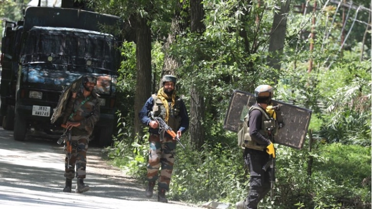 Четворица индиски војници загинаа во судир со бунтовниците во Кашмир