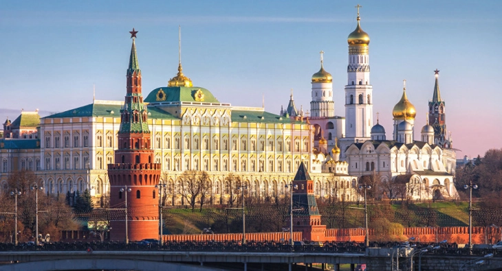 Kremlini për deklaratën e Zelenskit për pjesëmarrjen e Rusisë në samitin e paqes: Duhet të sqarohet se për çfarë samiti bëhet fjalë