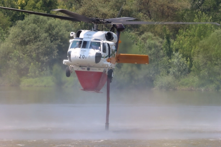 BE-ja sistemoi katër helikopterë dhe tre aeroplanë në vend si ndihmë për shuarjen e zjarreve