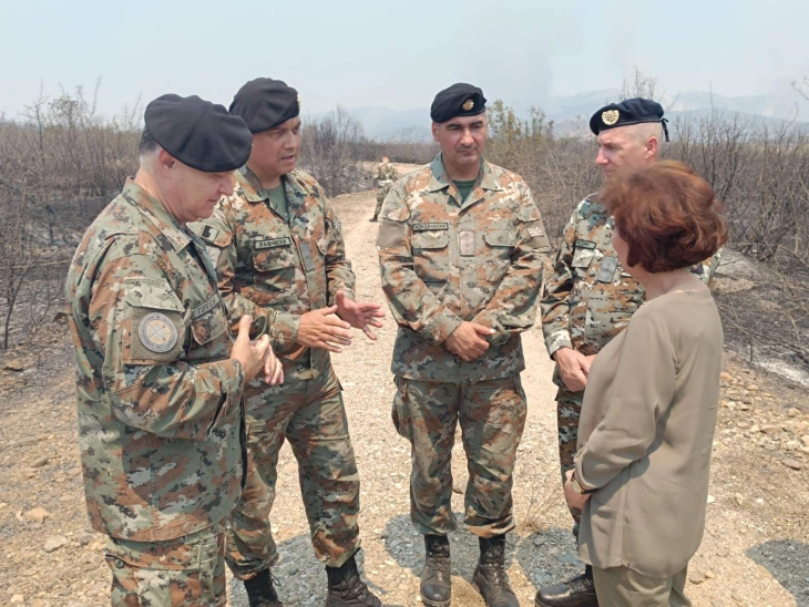 Сиљаноска Давкова ги посети припадниците на Армијата ангажирани во гаснењето на пожарите во Неготинско