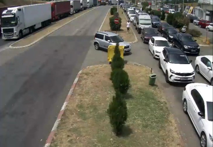Поради пожар во прекин сообраќајот на ГП Богородица-Евзони, возилата се пренасочуваат на ГП Дојран