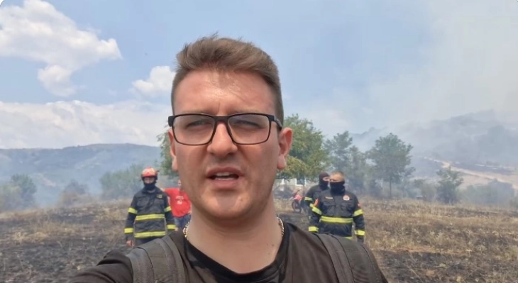 Градоначалникот на Ново Село, пожарникари и цивили се заробени од пожарот на планината Огражден