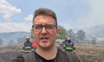 Kryetari i Novo Sellës, zjarrfikës dhe civilë janë bllokuar nga zjarri në malin Ograzhden