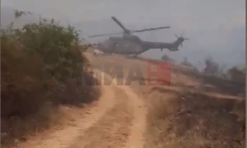 Заробените од огнот на планината Огражден се евакуираат со словенечки хеликоптер