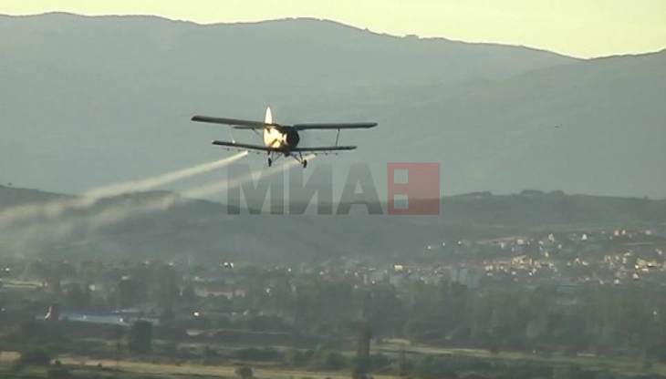 Утрово трето авио-прскање против комарци во Крива Паланка, попладне ќе се прска од земја