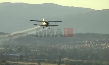 Утрово трето авио-прскање против комарци во Крива Паланка, попладне ќе се прска од земја