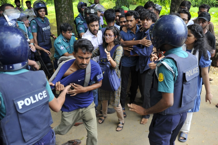 Студентите кои протестираат во Бангладеш повикаа на национален штрајк, властите го ограничија пристапот до Интернет