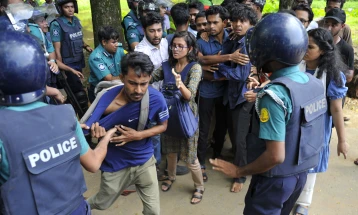 Студентите кои протестираат во Бангладеш повикаа на национален штрајк, властите го ограничија пристапот до Интернет