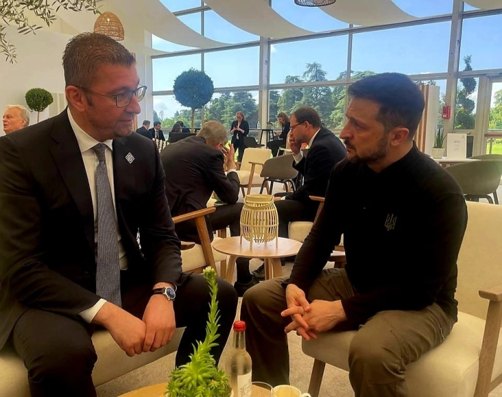 Mickoski briefly meets Zelensky at EPC summit