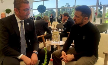 Mickoski briefly meets Zelensky at EPC summit